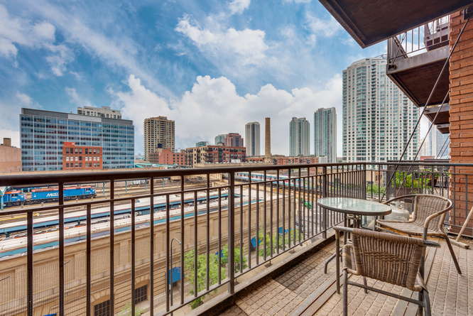 165 N Canal St Unit 604, Chicago, IL 60606 balcony