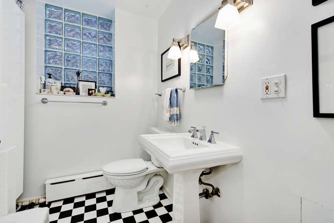 716 W Webster Ave Unit 2W, Chicago IL 60614 bathroom