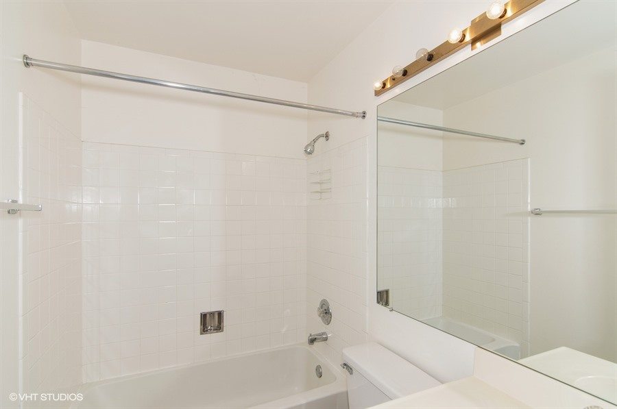 1460 Golfview Drive, Glendale Heights, IL 60139 bathroom