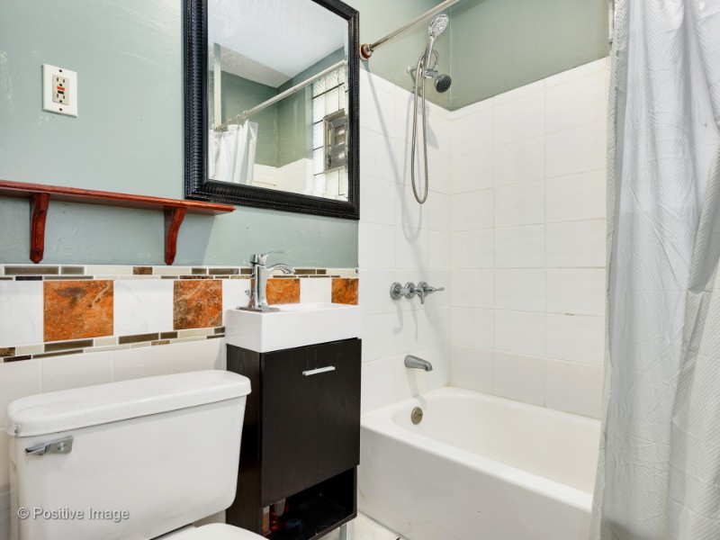 3223 N Albany Ave, Chicago, IL 60618 bathroom